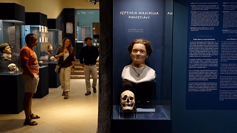 Une reconstruction faciale d'un habitant d'Aquincum de l'époque romaine est exposée à côté du crâne original qui l'a inspiré au Musée Aquincum de Budapest