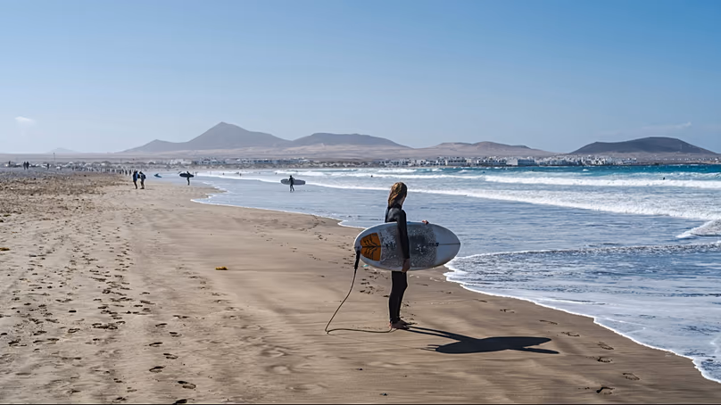 Surfer sur la plage de Famara à Lanzarote