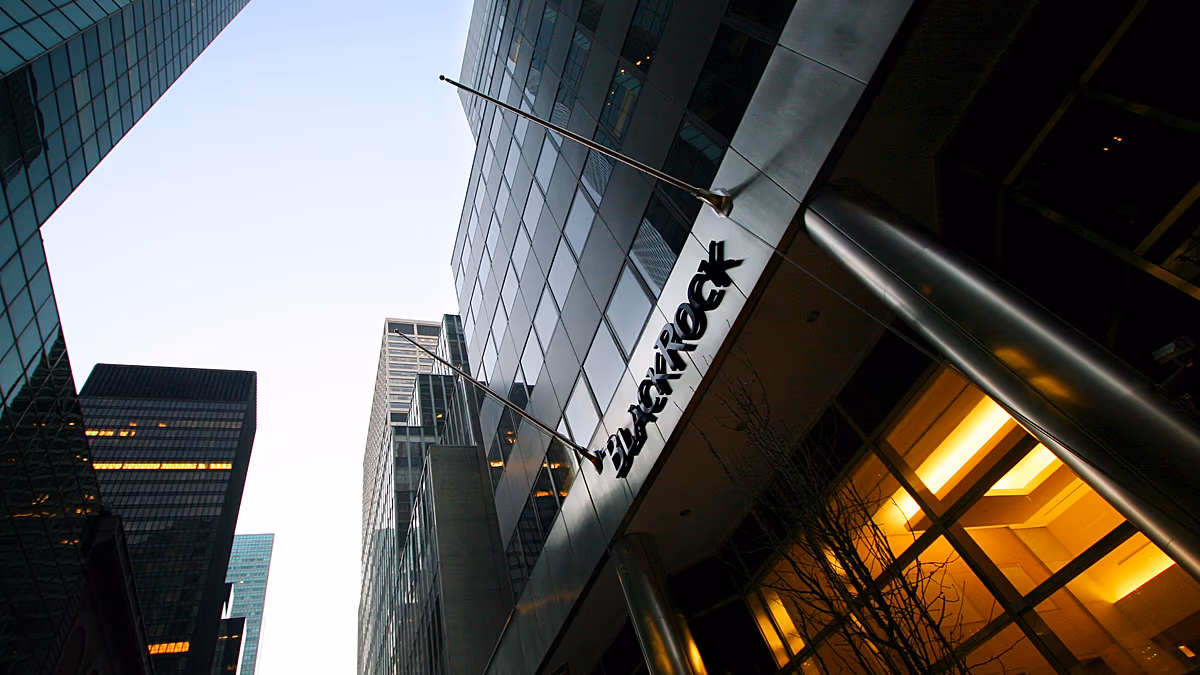 BlackRock dépasse les 15 000 milliards de dollars : où met tout cela le plus grand gestionnaire d'actifs au monde ?