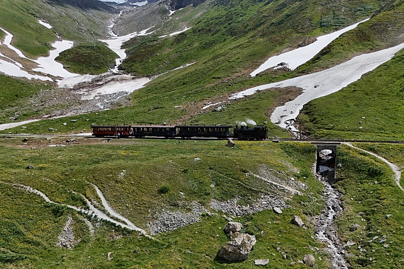 Des locomotives à vapeur d'époque transporteront les touristes à travers les magnifiques paysages alpins dans le cadre de la célébration.