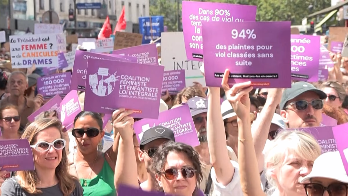 Des milliers de manifestants défilent dans toute la France pour réclamer une nouvelle loi contre les violences sexuelles
