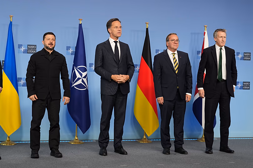 Le président ukrainien Volodymyr Zelenskyy, le secrétaire général de l'OTAN Mark Rutte, le ministre allemand de la Défense Boris Pistorius et le secrétaire britannique à la Défense Dan Jarvis.