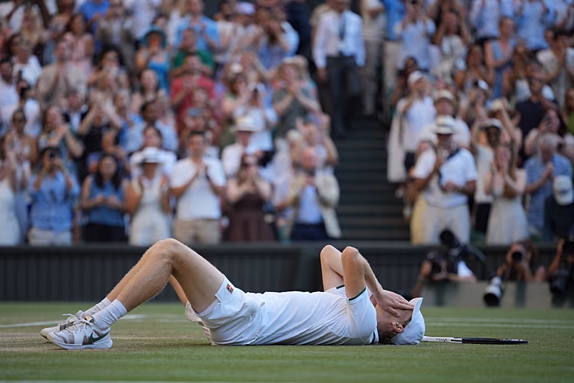 L'Italien Jannik Sinner réagit après avoir battu l'Allemand Alexander Zverev en finale du simple messieurs aux championnats de tennis de Wimbledon à Londres, le dimanche 12 juillet 2026.