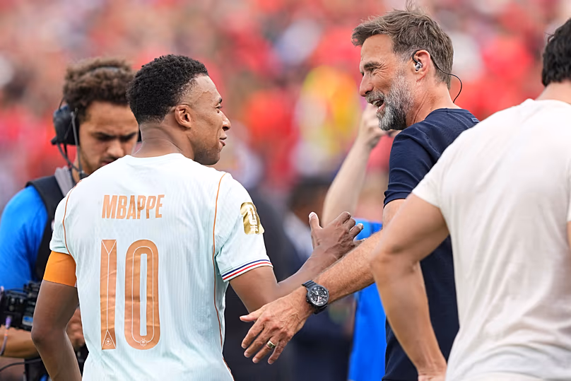 L'ancien entraîneur de Liverpool, Jürgen Klopp, félicite le Français Kylian Mbappe (10 ans) après que la France a battu le Maroc lors du match de quart de finale de la Coupe du monde de football.