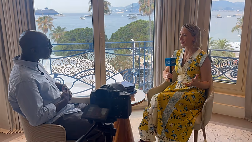 Kelsey Robinson, associée principale de McKinsey, discute avec Tokunbo Salako d'Euronews Culture aux Cannes Lions