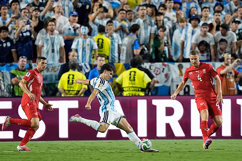 Julian Alvarez (9), de l'Argentine, marque le deuxième but de son équipe entre Remo Freuler (8), de Suisse, et Nico Elvedi (4), lors du match quart de finale de la Coupe du monde.