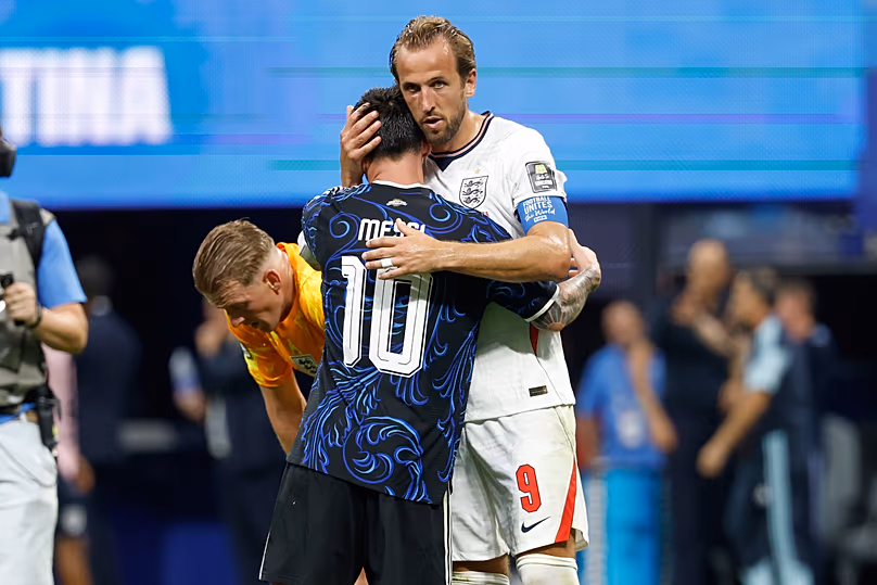 L'Argentin Lionel Messi (10) et l'Angleterre Harry Kane (9) s'embrassent après la demi-finale de la Coupe du monde entre l'Angleterre et l'Argentine à Atlanta, mercredi 15/07/2026. Erik S.Lesser
