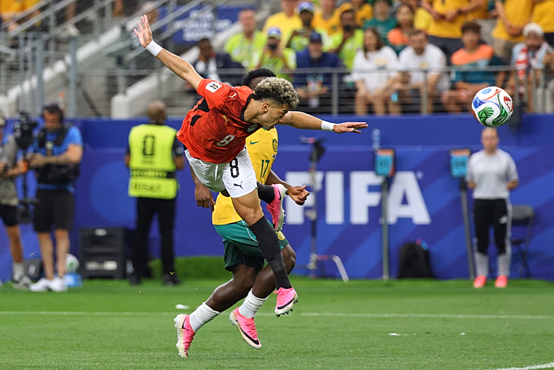L'Égyptien Emam Ashour (8) marque son premier but lors de la Coupe du monde de football 32 entre l'Australie et l'Égypte à Arlington, Texas, près de Dallas, le vendredi 3 juillet.