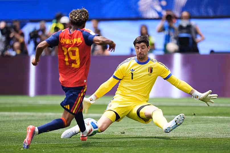 Le gardien belge Thibaut Courtois (1) sauve un tir de l'Espagnol Lamine Yamal (19) lors du match de football quart de finale de la Coupe du monde entre l'Espagne et la Belgique à Inglewood, en Californie.