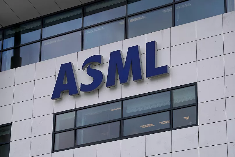 le logo d'ASML, l'un des principaux fabricants d'équipements de production de semi-conducteurs, est accroché au siège social de Veldhoven, aux Pays-Bas, le 30 janvier 2023.