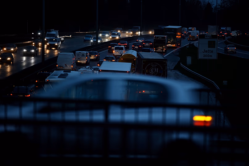 Un embouteillage en soirée autour du site de l'Expo à Bruxelles, le 26 novembre 2021