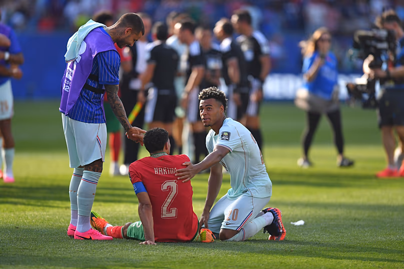 Le Français Désiré Doué (20 ans) réconforte le Marocain Achraf Hakimi (2 ans) après le match quart de finale de la Coupe du monde à Foxborough, près de Boston, le jeudi 9 juillet 2026.