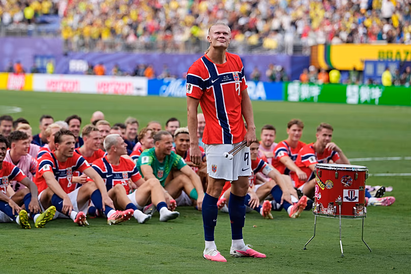 Le Norvégien Erling Haaland dirige l'équipe alors qu'ils participent à une rame de bateaux vikings après les huitièmes de finale de la Coupe du monde de football contre le Brésil à East Rutherford, le 5 juillet 2026.