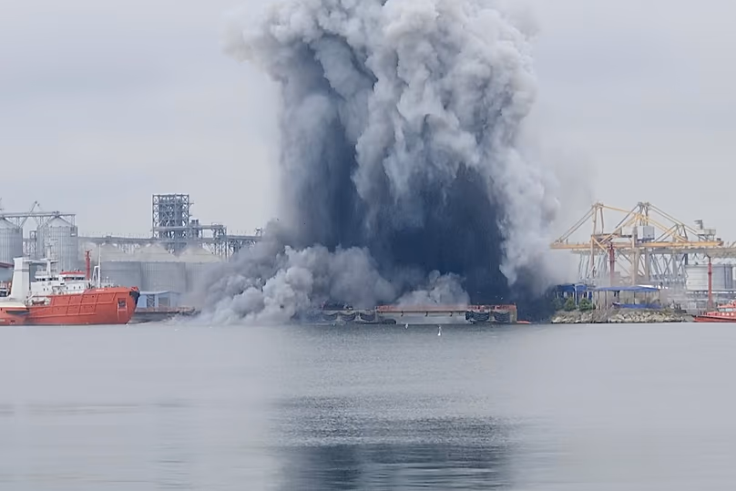 Sur cette photo tirée de la vidéo fournie par OBSERVATOR ANTENA 1, une explosion d'un drone maritime est vue dans le port de Constanta, en Roumanie, le vendredi 5 juin 2026.