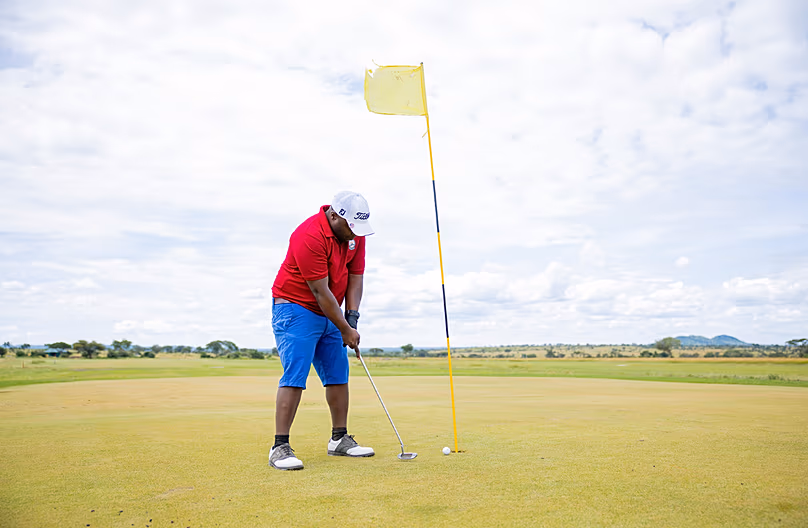 Golfeur sur un green sur le terrain de golf, Tanzanie, juillet 2026