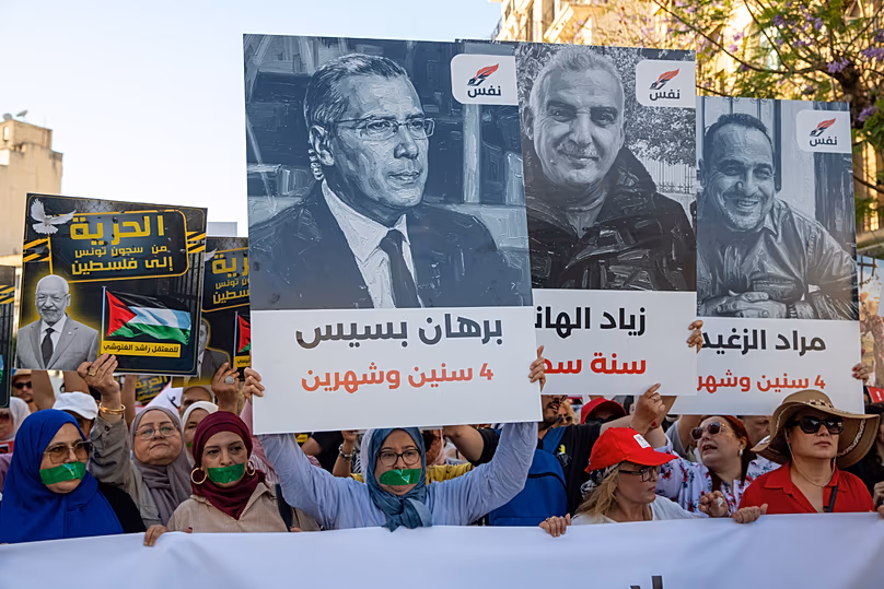 Des manifestants brandissent des photos de journalistes détenus et des condamnations prononcées contre eux lors d'une manifestation contre le président tunisien Kais Saied dans la capitale, Tunis, le vendredi 5 juin 2026. (AP Photo/Anis Mili)