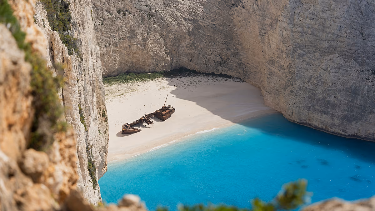 La célèbre « plage des épaves » de Grèce va être agrandie pour sauver son épave emblématique