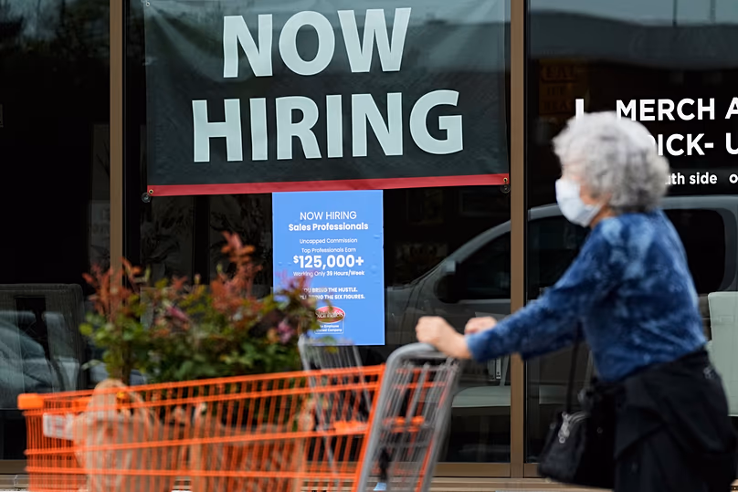 Un panneau d'embauche pour les professionnels de la vente est affiché dans un magasin de Vernon Hills, Illinois, avril 2026.