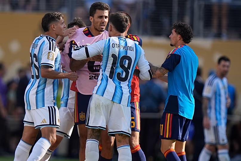 Les Argentins Nicolas Otamendi et Nahuel Molina se battent avec l'Espagnol Rodri après la finale de la Coupe du monde