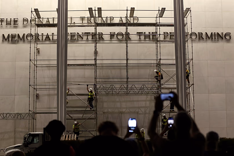 Des ouvriers construisent des échafaudages sous le panneau du John F. Kennedy Center for the Performing Arts, le 12 juin 2026.
