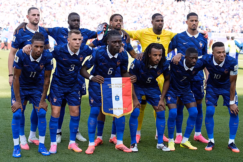 Les 11 titulaires de la France posent pour des photos de groupe avant leur huitième de finale de Coupe du monde de football contre le Paraguay à Philadelphie, le samedi 4 juillet 2026.