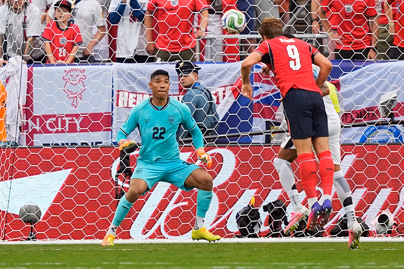 Harry Kane (9), en Angleterre, marque le deuxième but de son équipe devant le gardien de but du Panama, Orlando Mosquera (22), lors du match de football du groupe L de la coupe du monde entre le Panama et l'Angleterre.