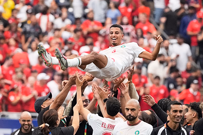 Le Marocain Azzedine Ounahi est projeté en l'air par ses coéquipiers après le huitième de finale de la Coupe du monde de football contre le Canada à Houston, samedi 4 juillet 2026.