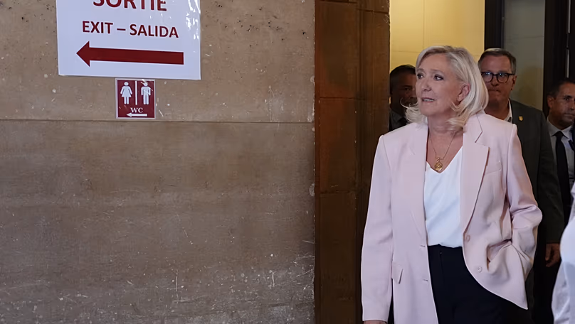 La leader d'extrême droite Marine Le Pen arrive au tribunal pour le verdict de son procès en appel à Paris, le 7 juillet 2026.