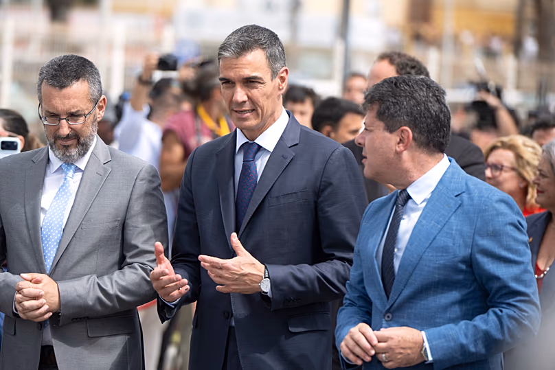 Le Premier ministre espagnol Pedro Sánchez, au centre, dans La Línea de la Concepción, le 15 juillet 2026