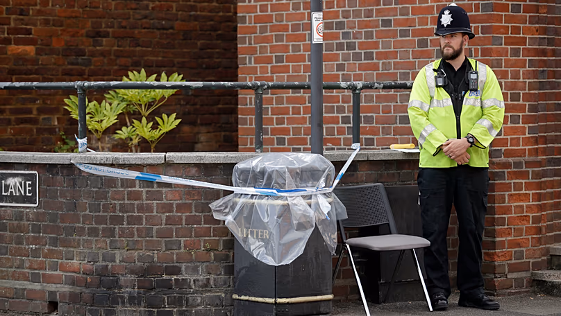 Un policier britannique garde un cordon autour d'une poubelle recouverte de plastique près de la maison John Baker pour les sans-abri à Salisbury, le 5 juillet 2018.