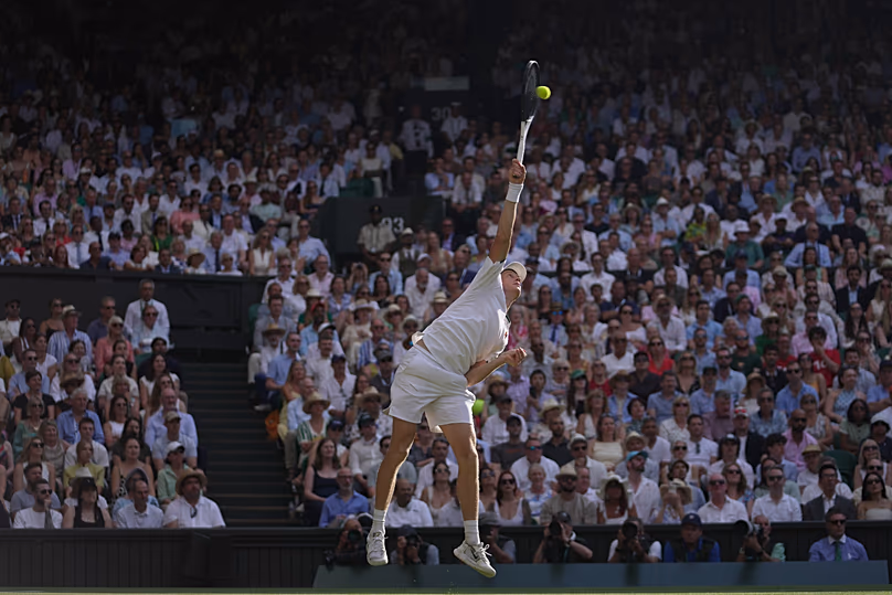 L'Italien Jannik Sinner sert le Serbe Novak Djokovic lors de leur demi-finale du simple messieurs aux Championnats de tennis de Wimbledon, le 10 juillet 2026.