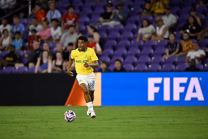 Jayden Adams (8) de Mamelodi Sundowns contrôle le ballon lors d'un match de football du groupe F de la coupe du monde des clubs contre Ulsan HD, le mercredi 18 juin 2025 à Orlando, Floride