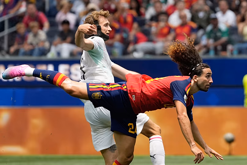 L'Espagnol Marc Cucurella et l'Autrichien Stefan Posch se bousculent lors d'un huitième de finale de la Coupe du monde de football à Inglewood, en Californie, près de Los Angeles, le jeudi 2 juillet 2026.