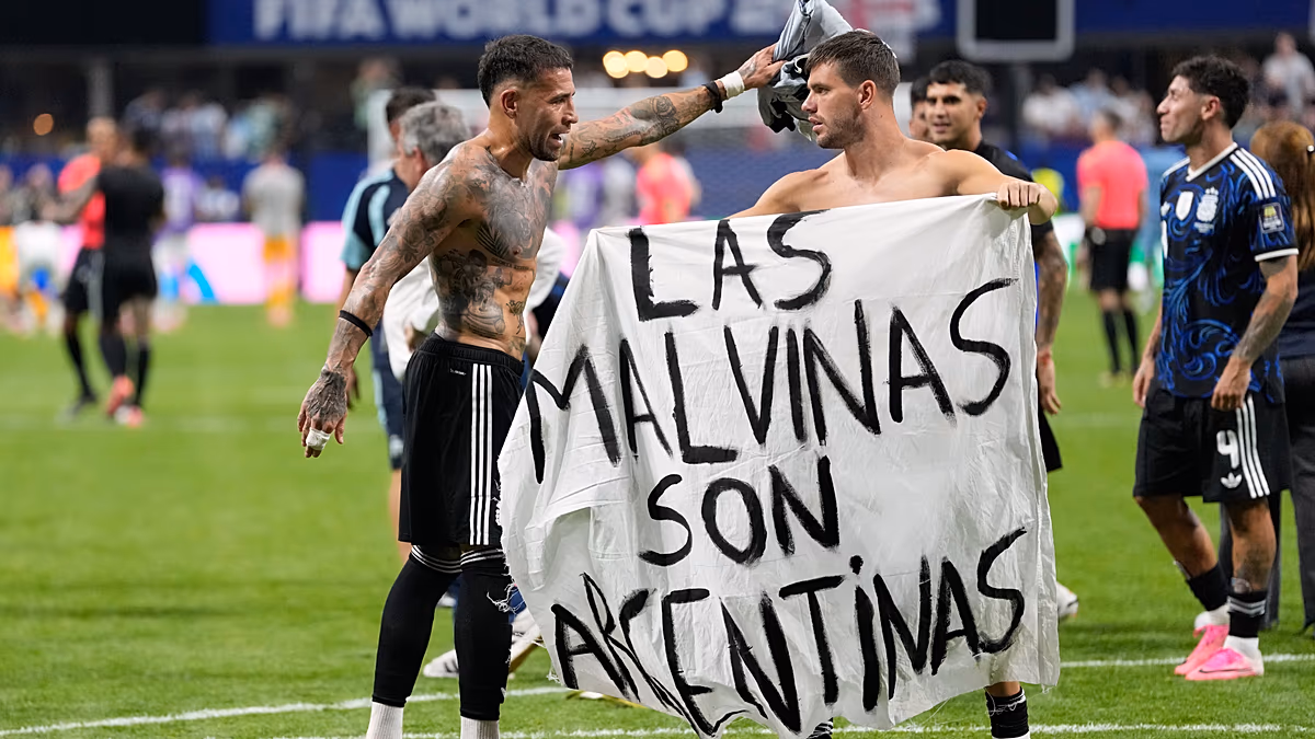 Le gouvernement britannique demande une enquête de la FIFA sur l'Argentine à propos de la bannière de la Coupe du monde des Malouines
