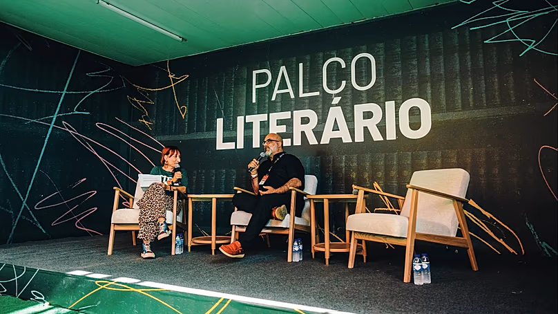 L'écrivain Valter Hugo Mãe et Ana Markl sur la scène littéraire pour la conférence