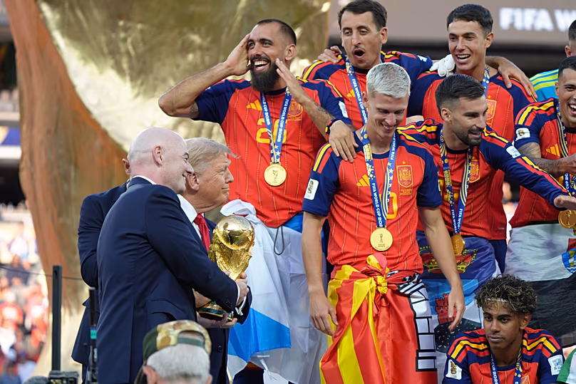 Trump remet le trophée aux gagnants