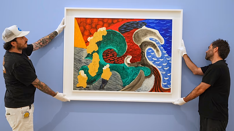 Un tableau intitulé The Only One with Waves de l'artiste David Hockney est exposé dans les salles de ventes Phillips à Londres, le vendredi 19 juin 2026.