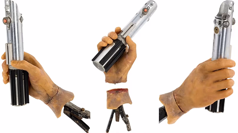 L'accessoire comprend le mécanisme de détachement à ressort utilisé dans le duel au sabre laser.