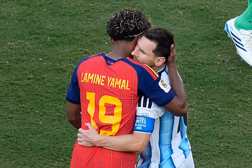 Lamine Yamal (19 ans) d'Espagne et Lionel Messi (10 ans d'Argentine) s'embrassent après lors du match de football final de la Coupe du monde entre l'Espagne et l'Argentine à East Rutherford, New Jersey.