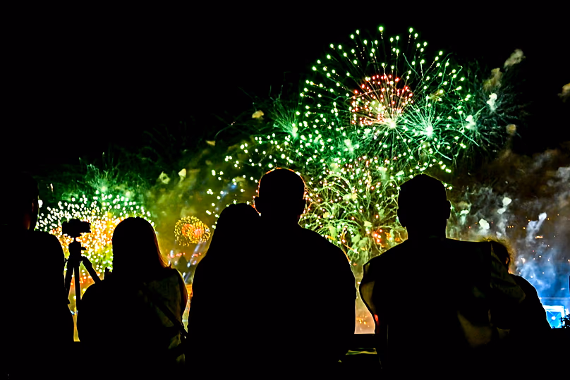 Des centaines de milliers de personnes ont regardé le feu d'artifice de 2025