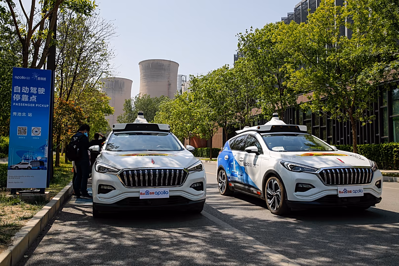Baidu Apollo Robotaxis passe devant un point de prise en charge des passagers au parc Shougang à Pékin, Chine, le 2 mai 2021