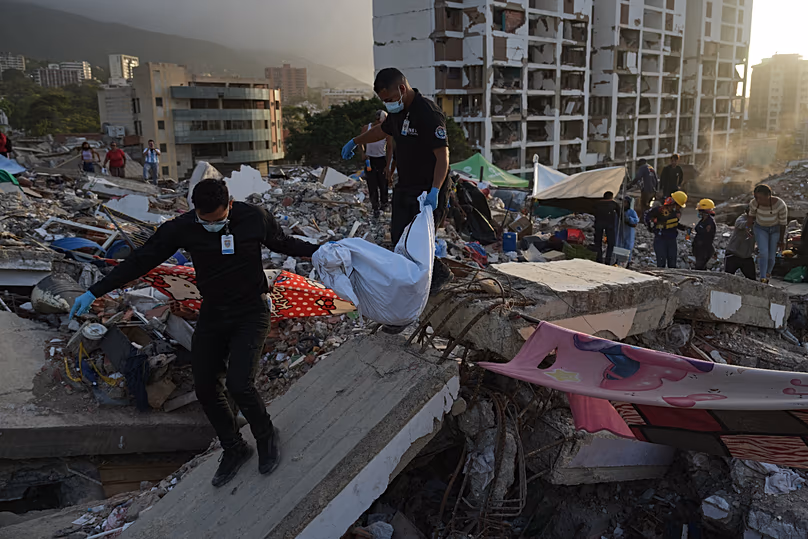 Les autorités récupèrent des corps dans les décombres d'un bâtiment effondré par les deux tremblements de terre, La Guaira, Venezuela, 15 juillet 2026