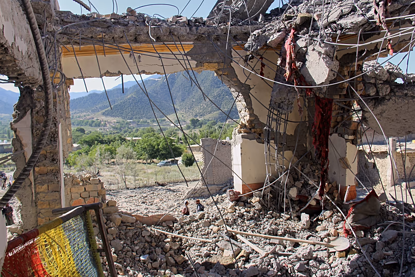 Les restes d'une maison détruite après ce que les responsables talibans ont qualifié de frappes aériennes pakistanaises dans le village de Mandokhail, le 29 juin 2026.