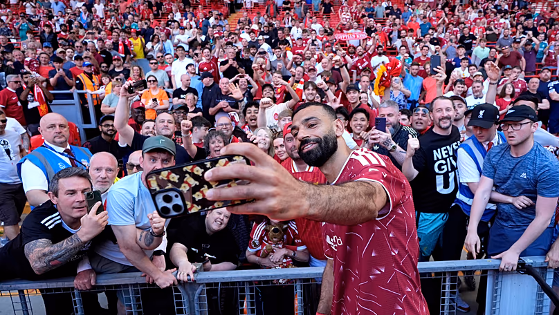 Mohamed Salah de Liverpool prend un selfie avec ses fans après sa dernière apparition en club, le 24 mai 2026