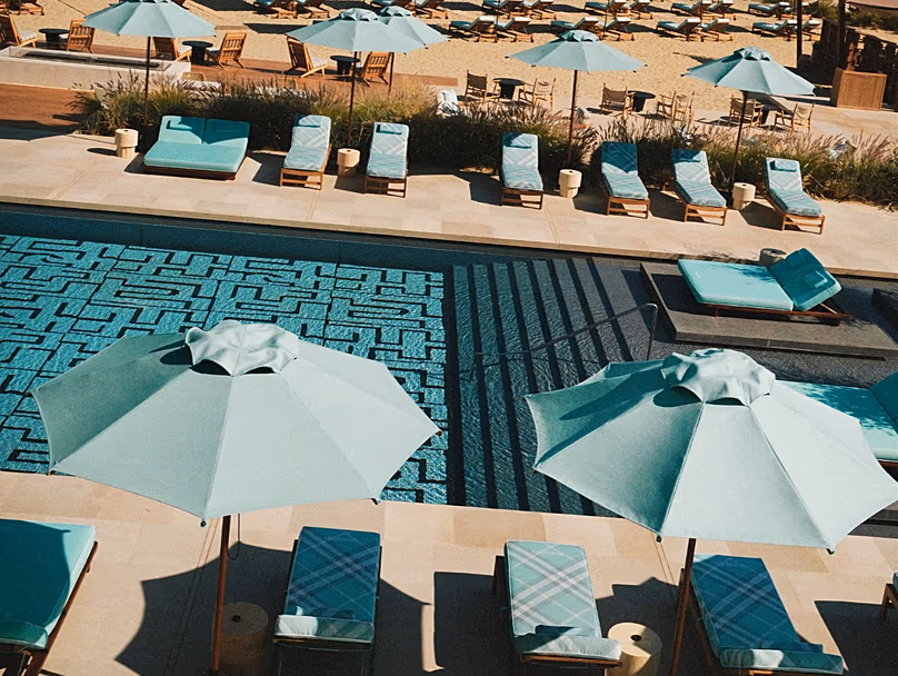 Burberry a créé un coloris bleu exclusif pour son carreaux emblématique pour le One&Only Aesthesis