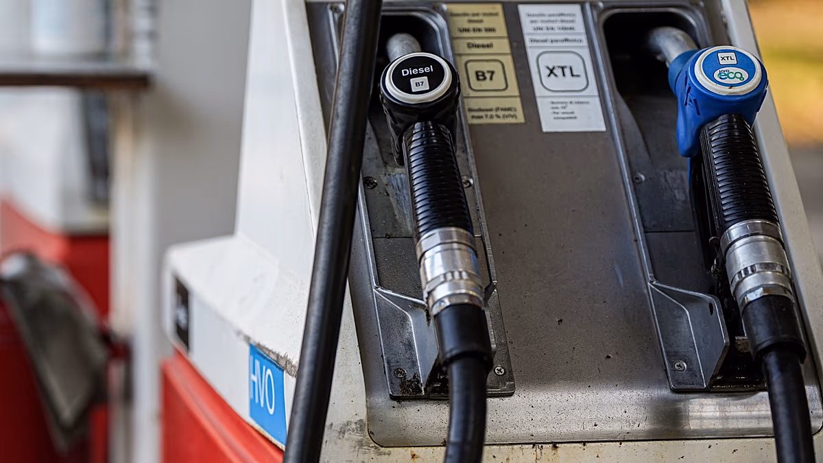 L'essence en Italie dépasse les 2,6 euros : l'opposition et les groupes tirent la sonnette d'alarme, le gouvernement envisage une taxe variable sur les carburants