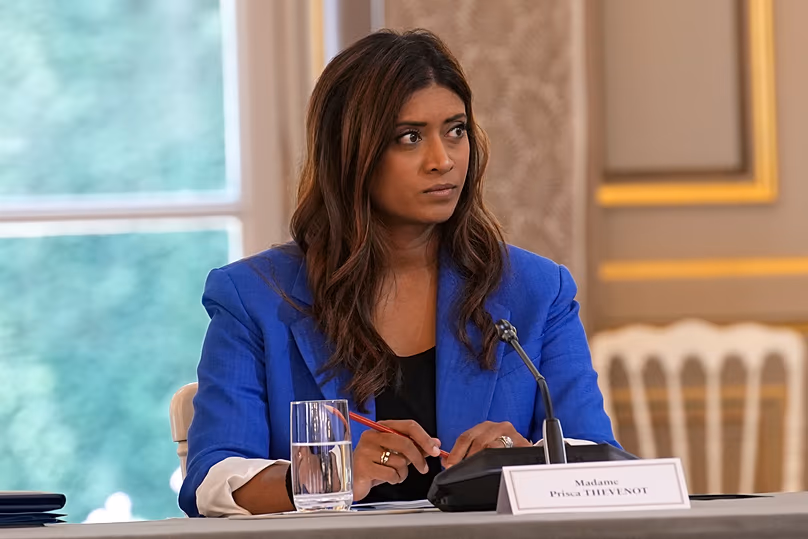 Prisca Thévenot écoute Emmanuel Macron lors d'une réunion du Conseil des ministres, le vendredi 21 juillet 2023 à l'Élysée à Paris