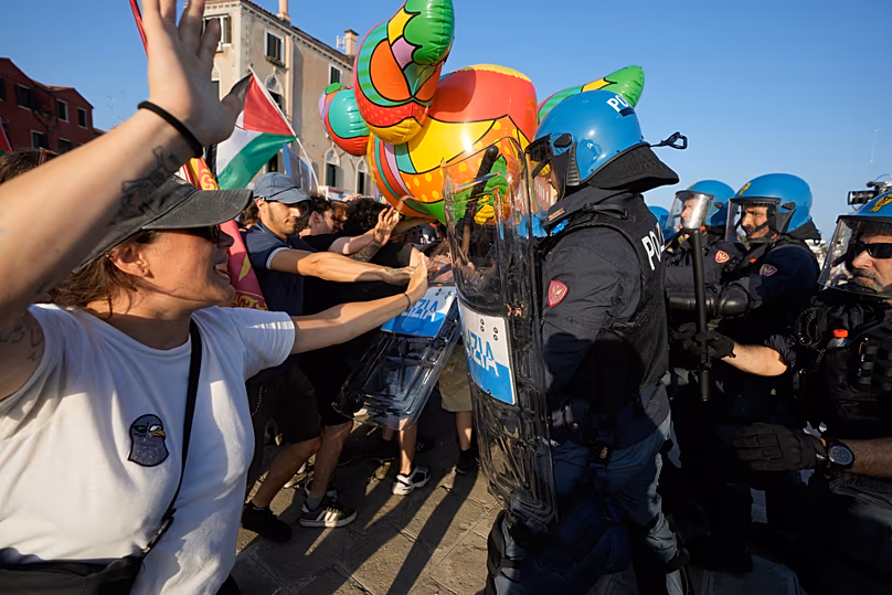 Des policiers affrontent des manifestants rassemblés pour protester contre le yacht de luxe « Boardwalk » de l'ambassadeur américain Tilman Fertitta." présence à Venise, vendredi 17 juillet 2026.