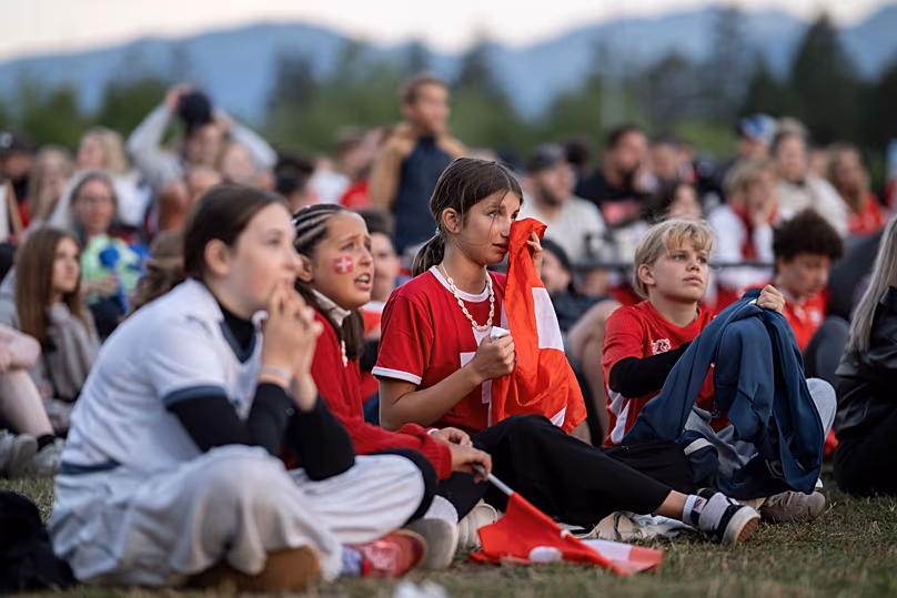 Des jeunes Suisses regardent le match de la Coupe du monde contre l'Argentine