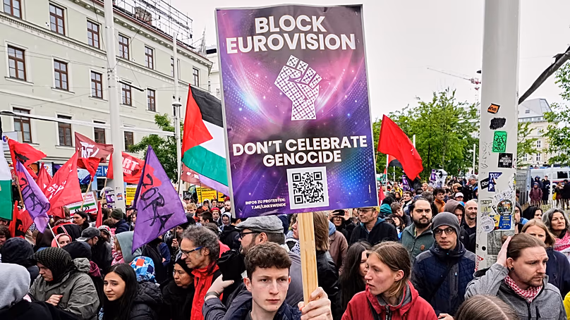 DOSSIER : Des manifestants protestent contre Israël avant la grande finale du 70e Concours Eurovision de la chanson à Vienne, en Autriche, le samedi 16 mai 2026.